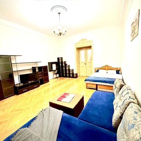 Luxury Apartment Near Rynok Square Λβιβ Εξωτερικό φωτογραφία
