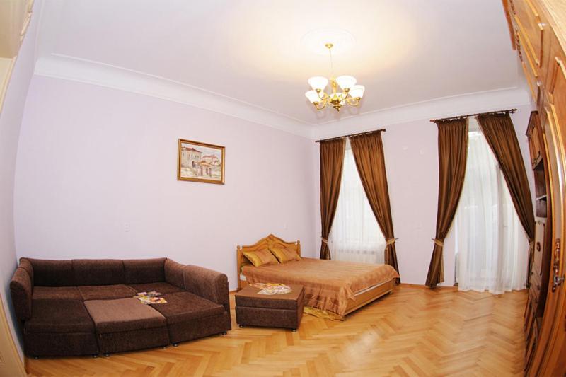 Luxury Apartment Near Rynok Square Λβιβ Εξωτερικό φωτογραφία